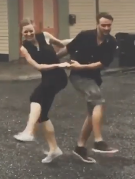 vrolijk dansend stel in de regen